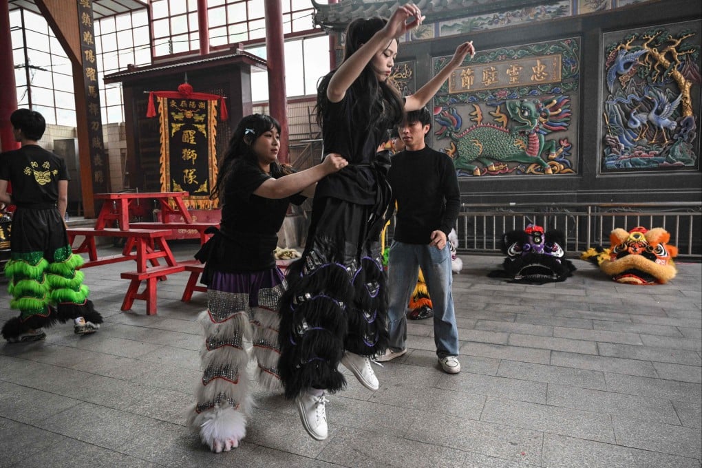 Female and male lion dancers of the Lingdong troupe take part in a practice session at an ancestral temple in Shantou, in southern China’s Guangdong province, on January 22, 2025. Photo: AFP