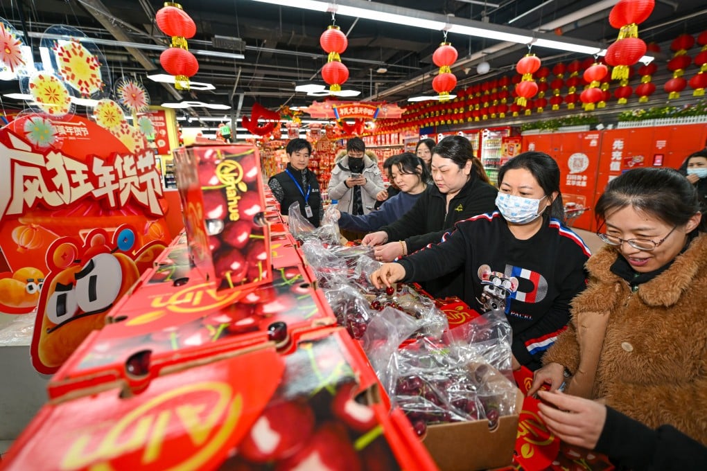 Customers buy imported Chilean cherries at a supermarket in Tianjin, northern China, ahead of the Lunar New Year holiday. Photo: Xinhua