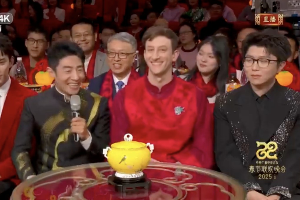 Evan Kail with the porcelain he was given by the Chinese government. Photo: CCTV