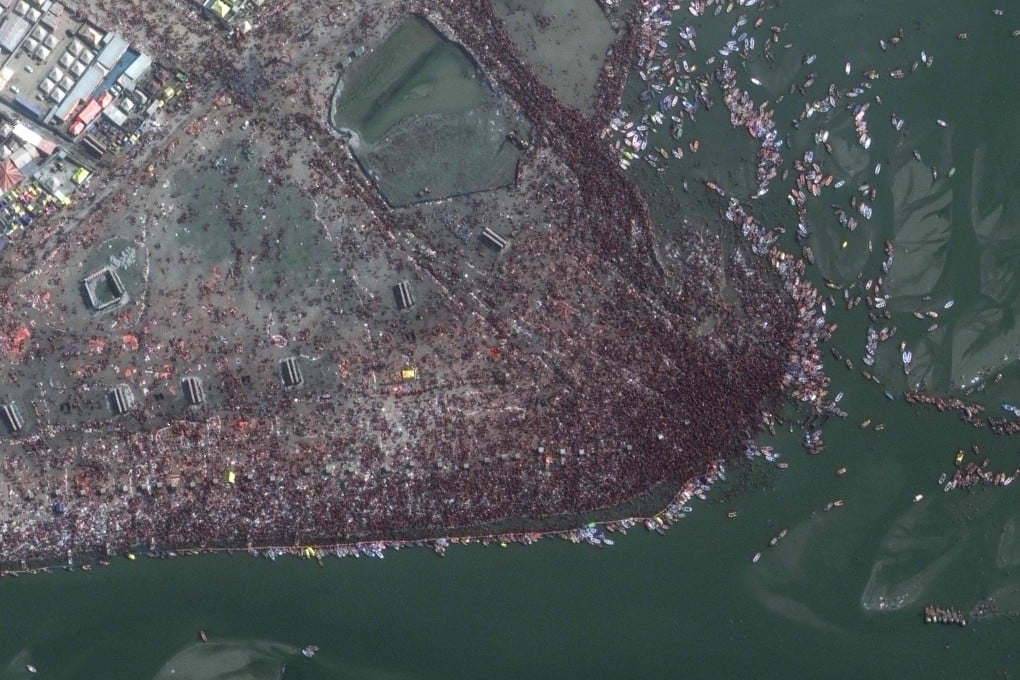 This satellite image taken on January 29, 2025, shows large crowds along the banks of the Yamuna and Ganges rivers, during the Maha Kumbh Mela festival in Prayagraj, India. Photo: Maxar Technologies via AFP