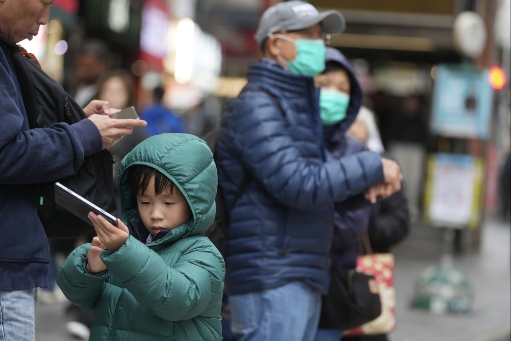 Hongkongers in cold weather puffy jackets. Photo: Sam Tsang