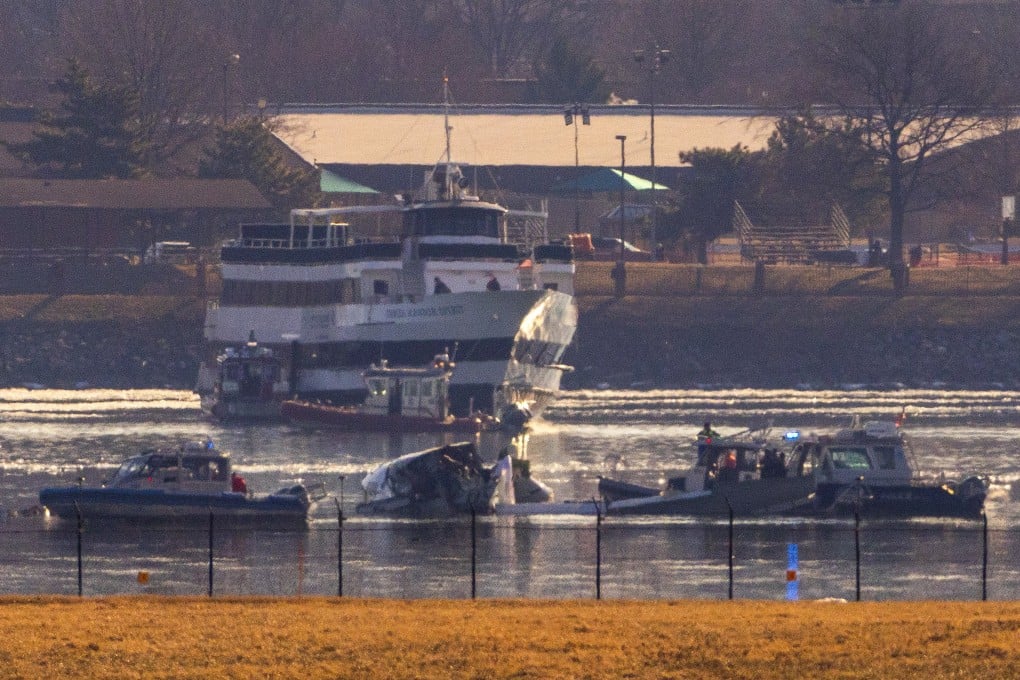 Emergency crews on the Potomac River near the wreckage of the plane. Photo: EPA-EFE