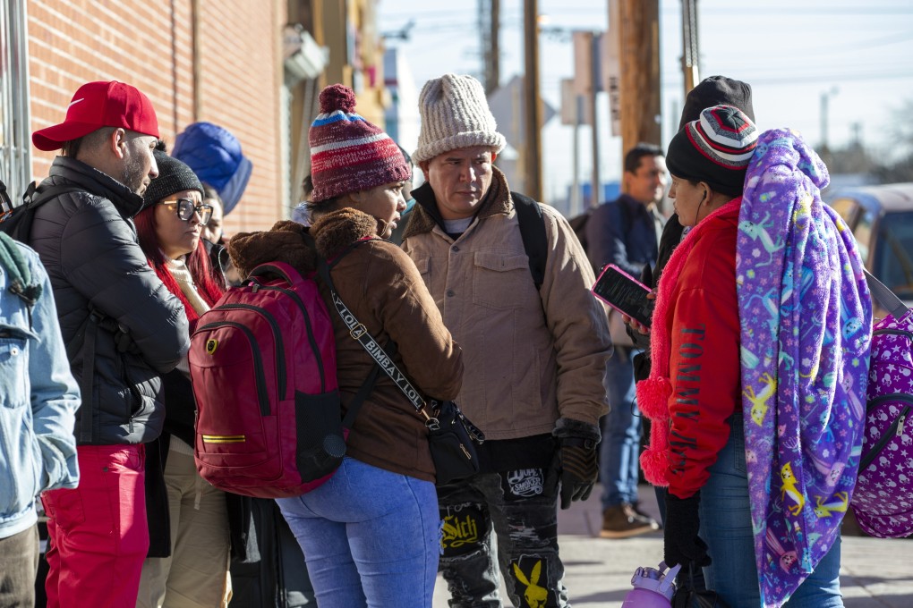 A group of migrants from Venezuela chat to coordinate their transport after entering the United States from Ciudad Juarez, Mexico through the Paso del Norte bridge in El Paso, Texas on January 20. Photo: AP