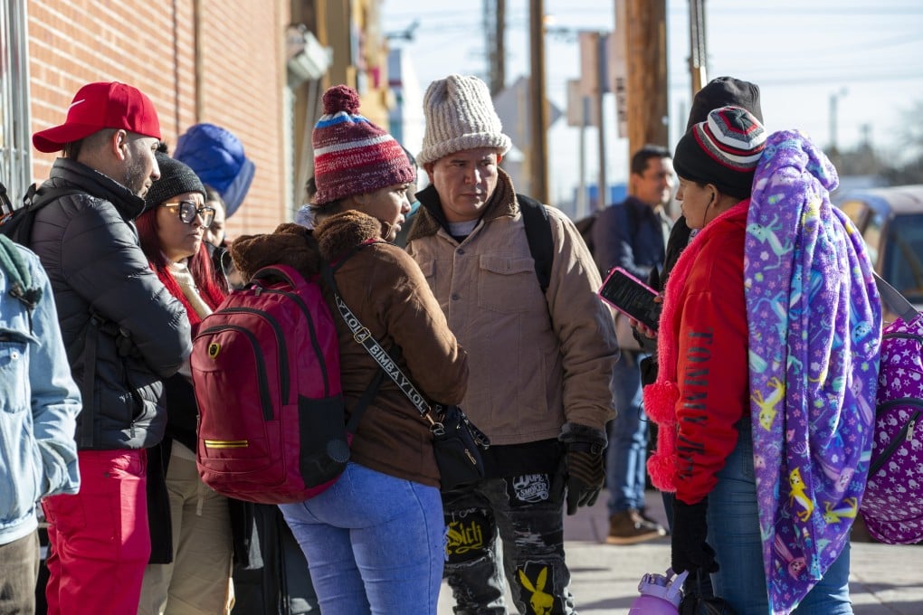 A group of migrants from Venezuela chat to coordinate their transport after entering the United States from Ciudad Juarez, Mexico through the Paso del Norte bridge in El Paso, Texas on January 20. Photo: AP