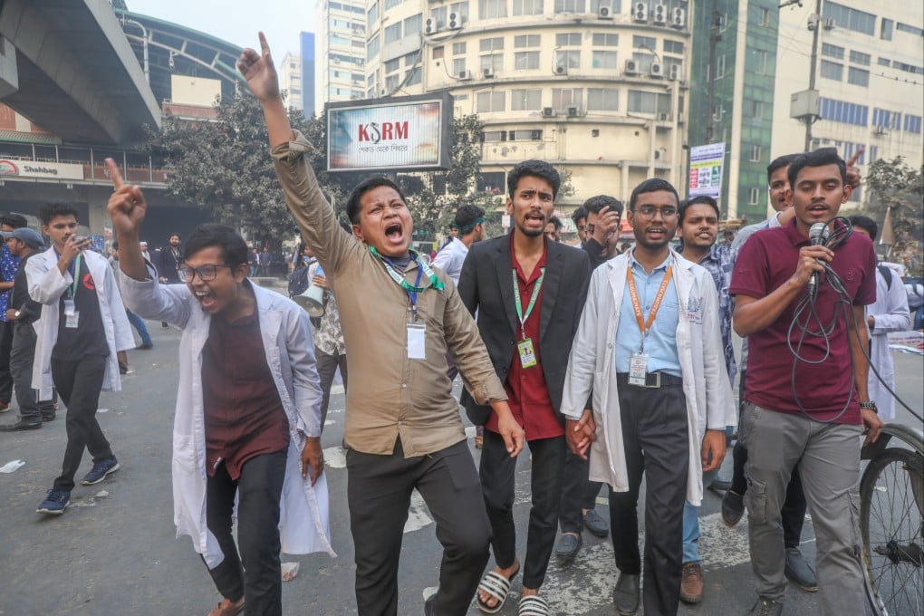 Protesters shout slogans as they take part in a demonstration at Shahbagh intersection in Dhaka, Bangladesh, on January 22. Photo: EPA-EFE