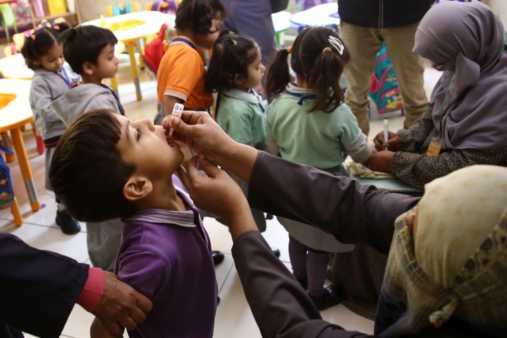 A Pakistani health worker administers polio drops to a child in Karachi, Pakistan. The World Health Organization continues to support Pakistan’s efforts toward the final stages of polio eradication. Photo: EPA-EFE