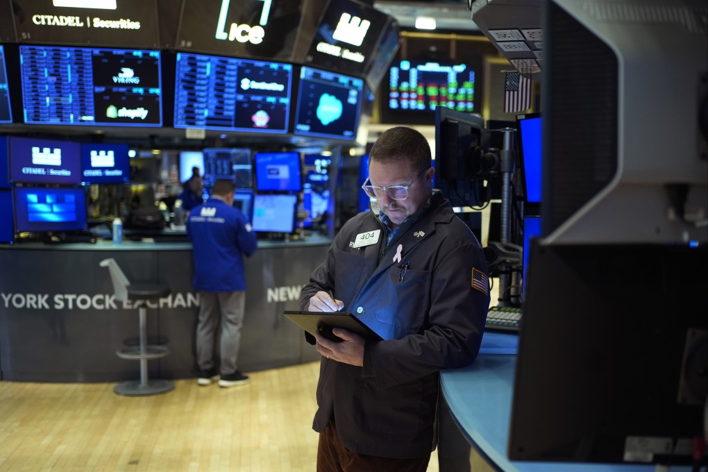 Traders work on the floor at the New York Stock Exchange. Photo: AP