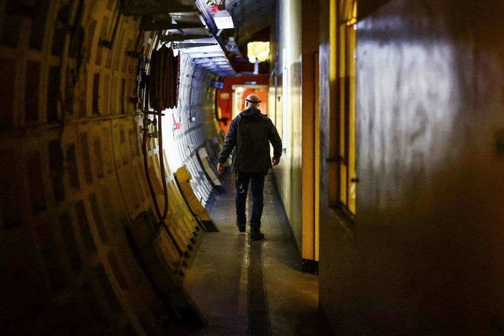 A journalist takes part in a press tour of the underground tunnels built during World War II for shelter during The Blitz that will be developed into a new tourist attraction called “The London Tunnels”, in London, on January 29, 2024. Photo: AFP