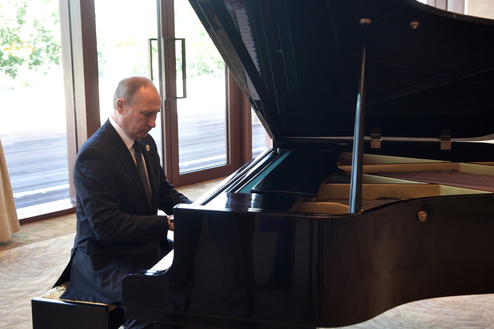Russian President Vladimir Putin plays a piano before talks in Beijing with Chinese President Xi Jinping in 2017. Photo: Sputnik, Kremlin Pool Photo via AP