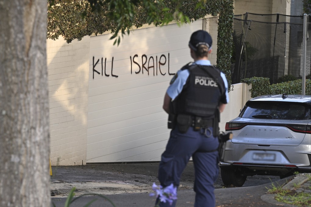 A police officer stands near where anti-Israel graffiti is painted on a wall in Sydney, Australia on December 11, 2024. Photo: AP