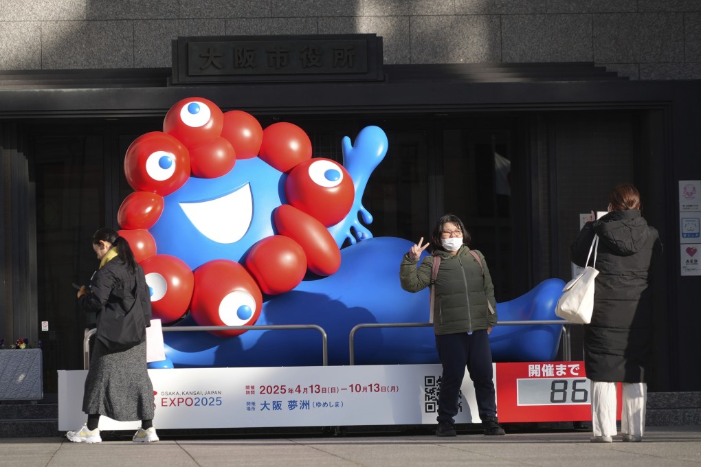 People take photos in front of a statue of Myaku-Myaku, the official mascot for the 2025 World Exposition in Osaka on January 17. Photo: AP