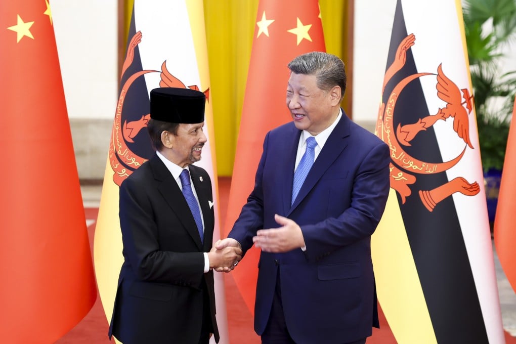 Chinese President Xi Jinping (right) shakes hands with Brunei’s monarch, Sultan Hassanal Bolkiah, at the Great Hall of the People in Beijing on Thursday. Photo: Xinhua