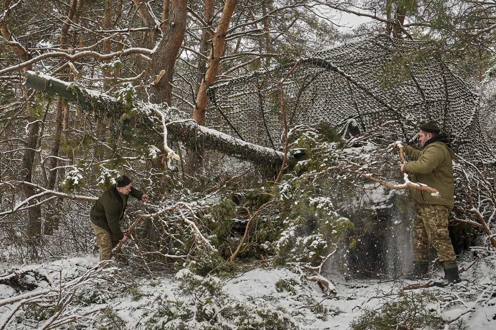 Servicemen camouflage their tank in the Kharkiv region, eastern Ukraine, on February 6. Photo: EPA-EFE