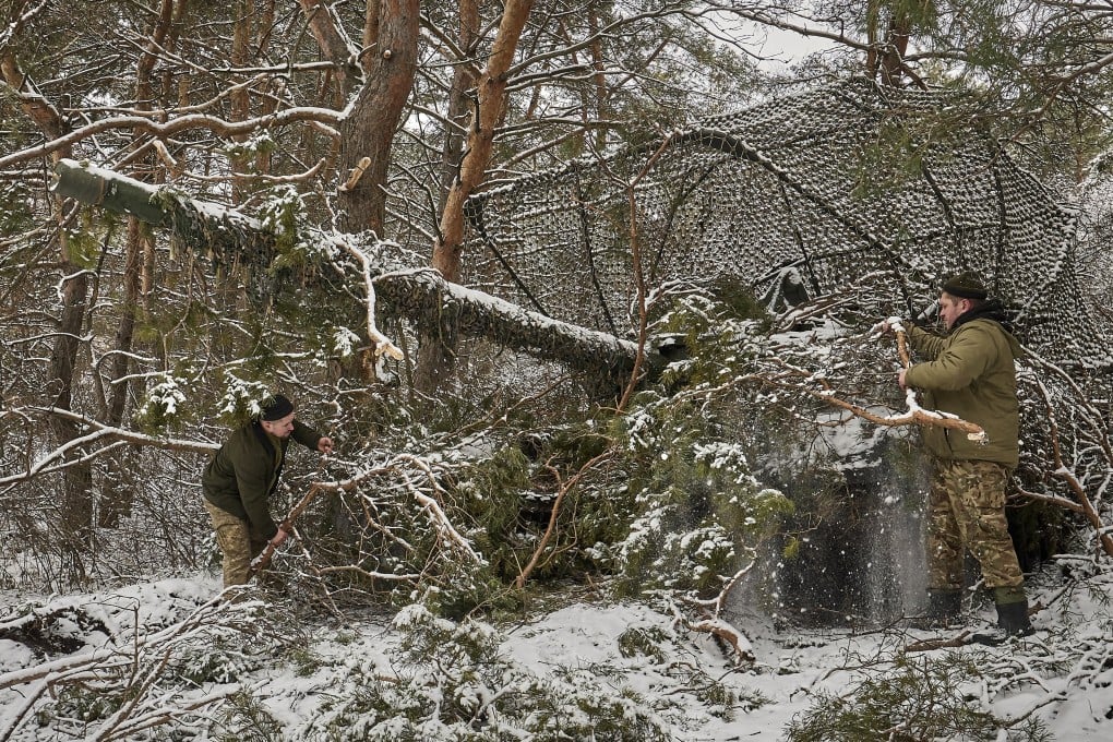 Servicemen camouflage their tank in the Kharkiv region, eastern Ukraine, on February 6. Photo: EPA-EFE