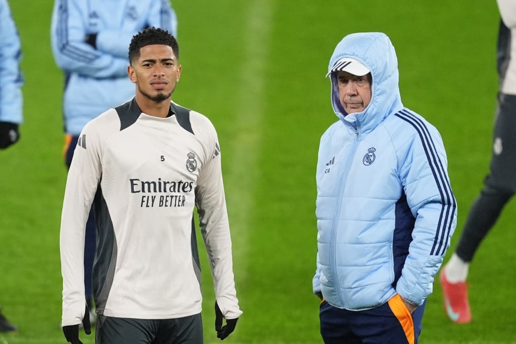 Real Madrid manager Carlo Ancelotti (right) stands alongside Jude Bellingham during a training session at the Etihad Stadium. Photo: DPA