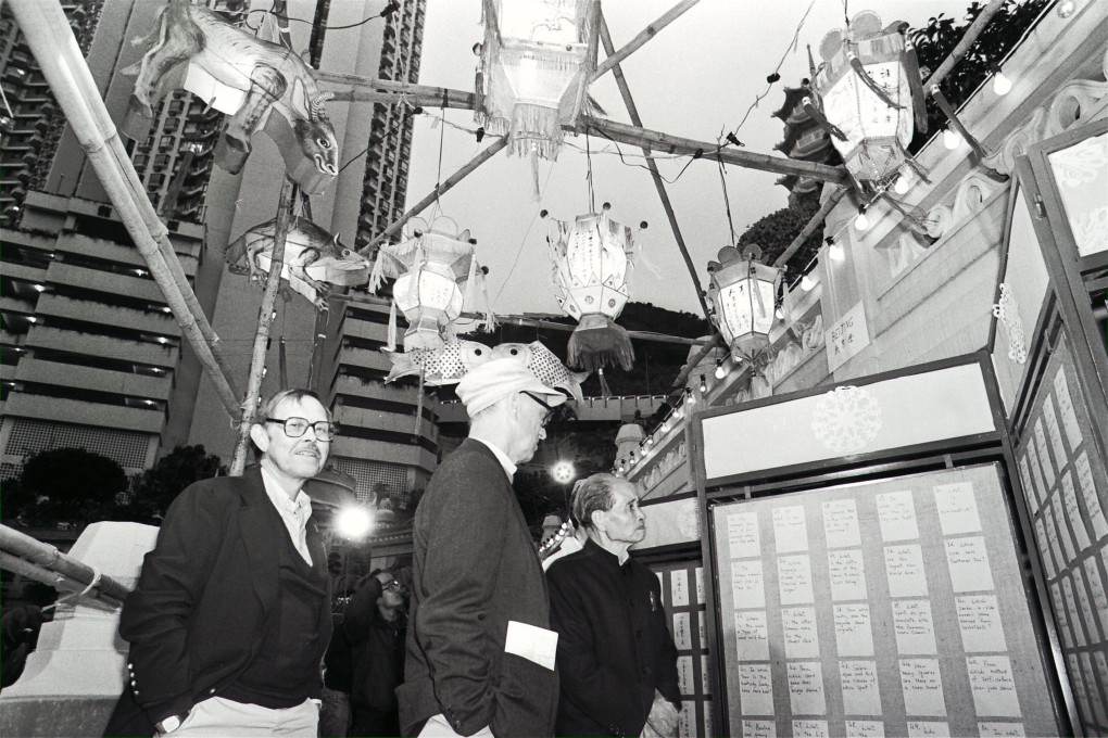 Visitors trying to solve lantern riddles during the Spring Lantern Festival in Tiger Balm Gardens in Tai Hang, Hong Kong, in 1988. Photo: David Wong