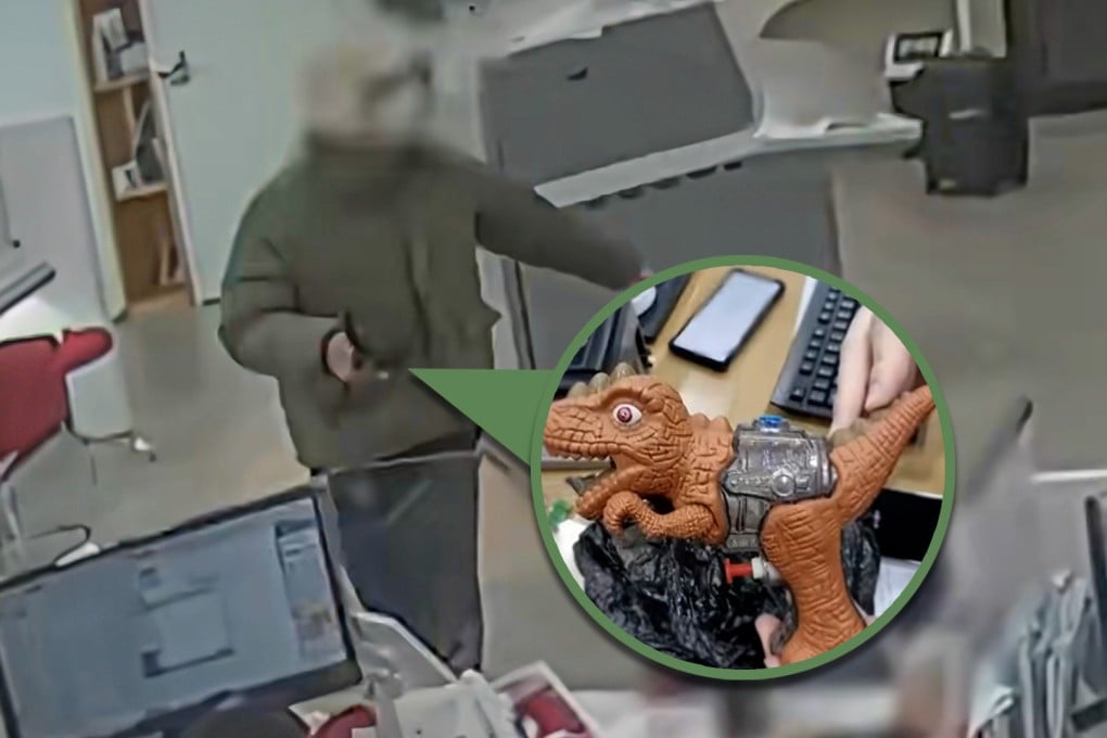 A South Korean bank robber “armed” with a toy gun was quickly subdued by an ex-special forces sparking much amusement online. Photo: SCMP composite/Douyin