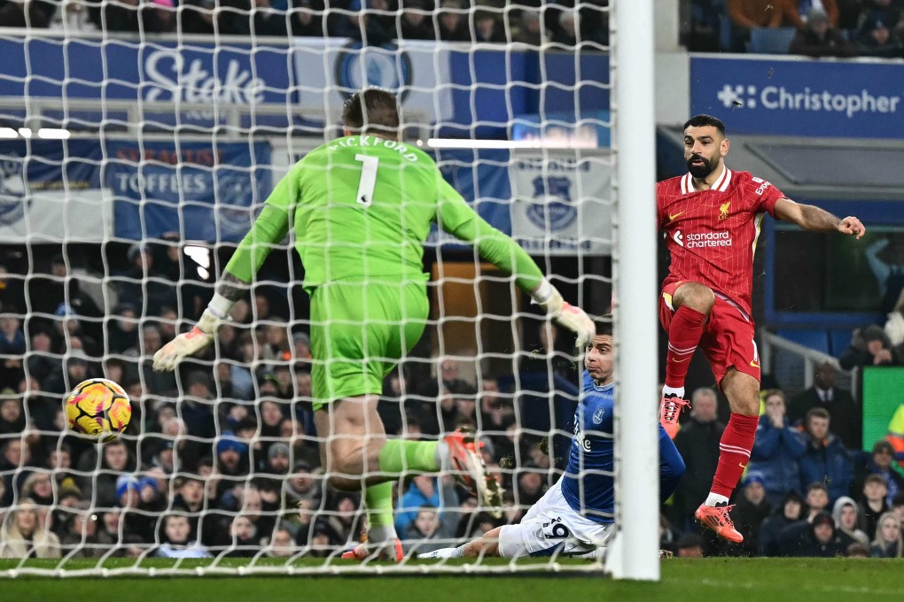 Liverpool’s Egyptian striker Mohamed Salah (right) scores his team’s second goal past Everton goalkeeper Jordan Pickford in their 2-2 draw at Goodison Park on Wednesday. Photo: AFP