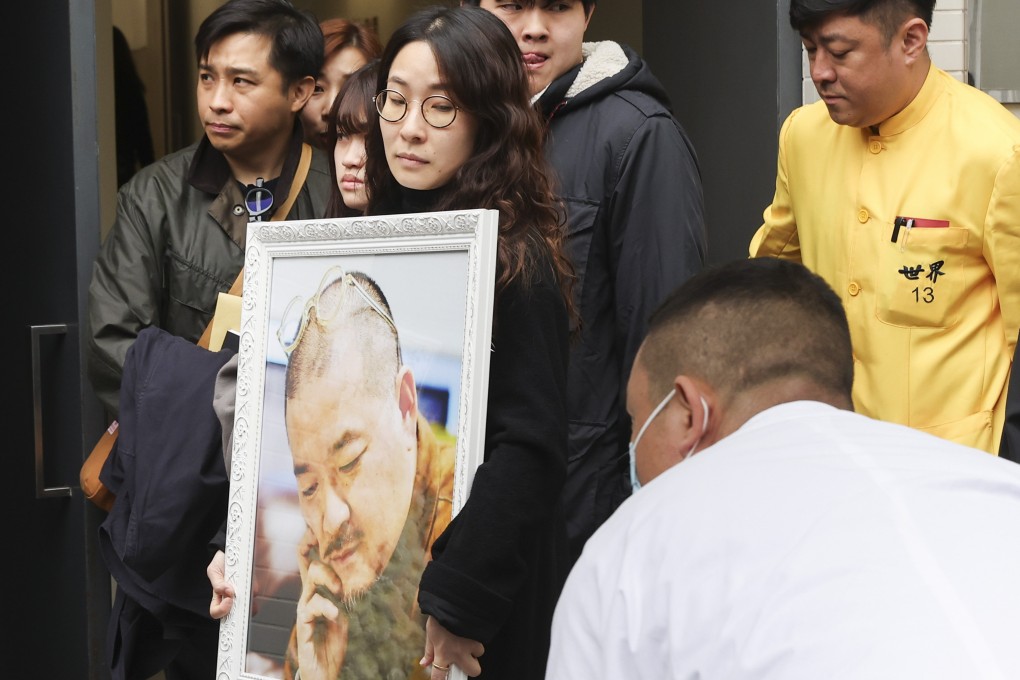 The service saw dozens of members of the public queue to pay their respects to the former lawmaker. Photo: Edmond So