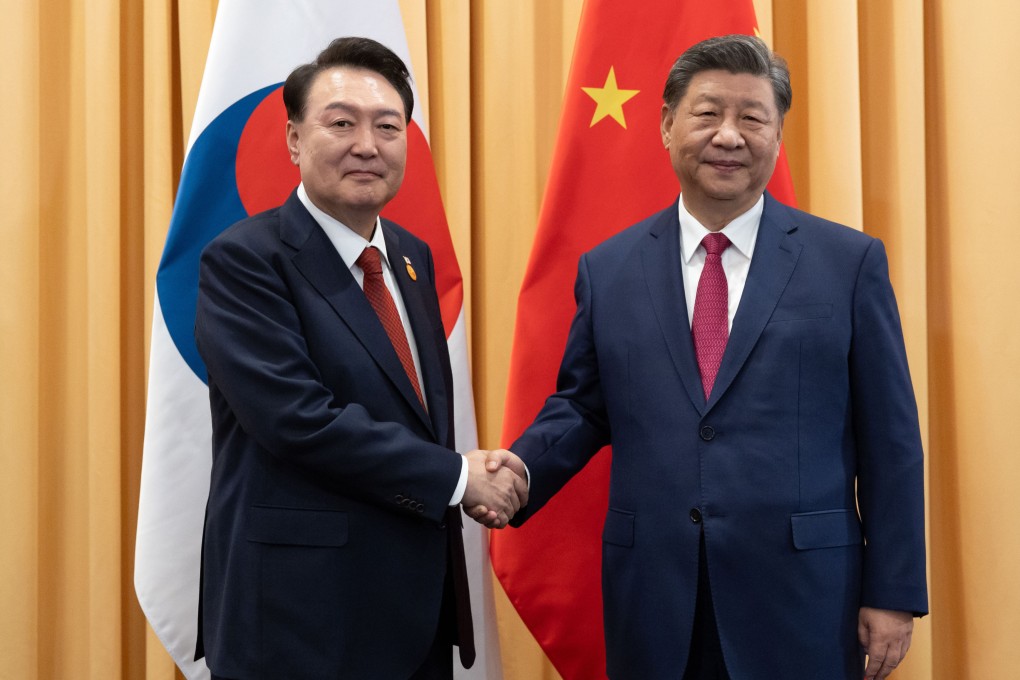 South Korean President Yoon Suk Yeol (left) shakes hands with Chinese President Xi Jinping in a hotel as they meet on the sidelines of the Apec summit on November 16, 2024 in Lima, Peru: Photo: dpa