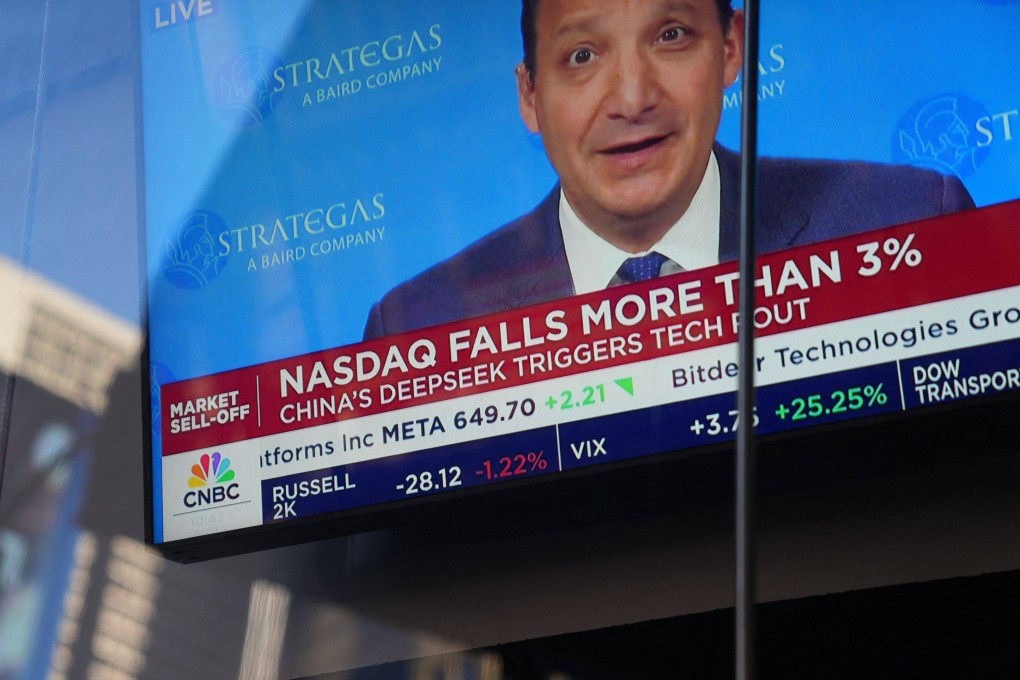 TV news at the Nasdaq headquarters in Times Square highlights the extent of the market drop on January 27 in New York, US. Photo: AFP