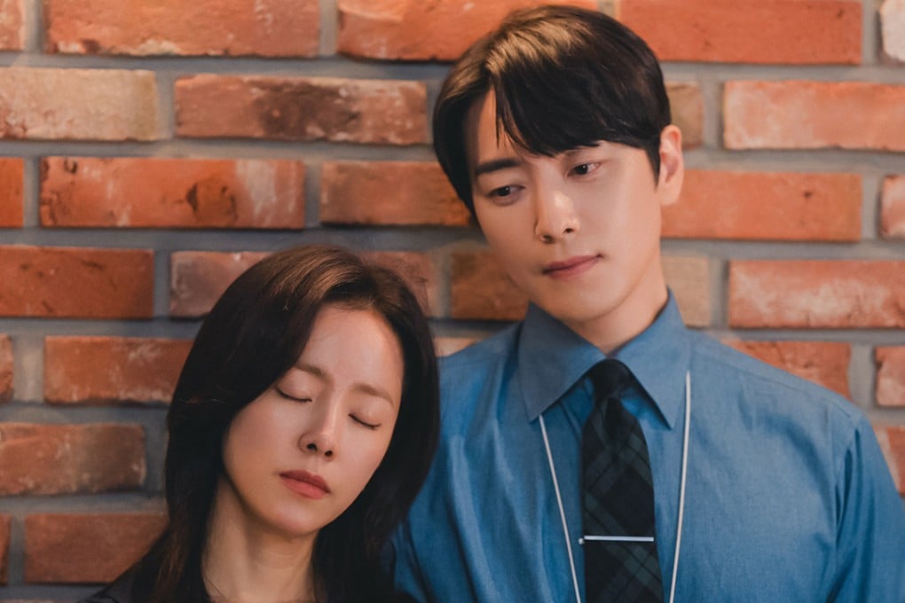 Han Ji-min (left) as CEO Kang Ji-yoon and Lee Joon-hyuk as her secretary, Yoo Eun-ho in a still from Netflix K-drama series Love Scout.