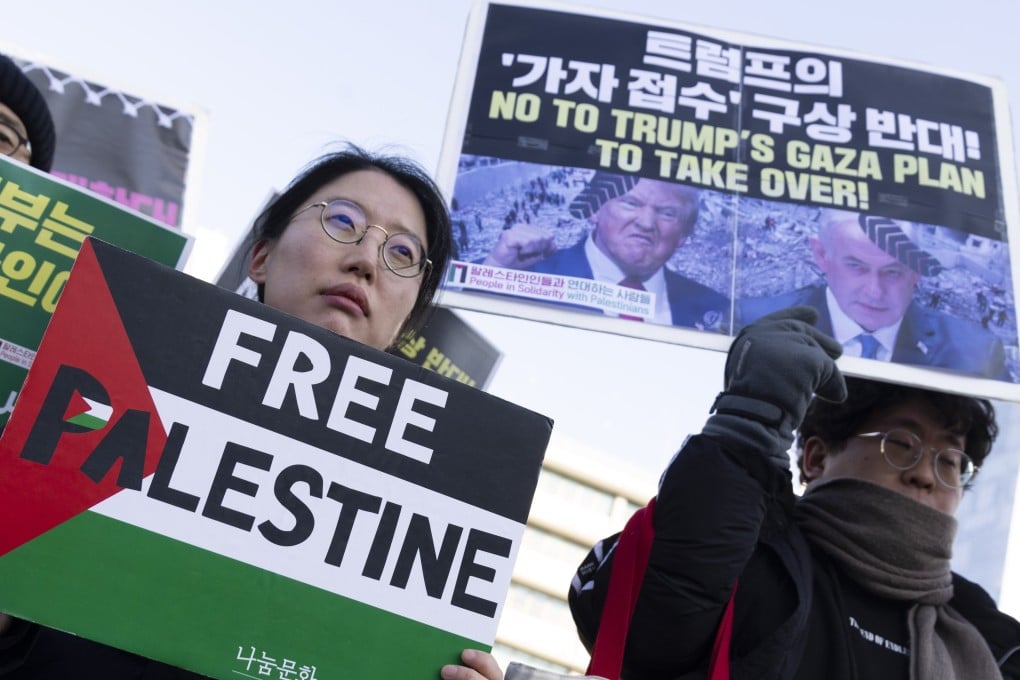 Protesters hold placards denouncing US President Donald Trump’s Gaza policy in front of the US embassy in Seoul, South Korea, on February 5. Photo: EPA-EFE