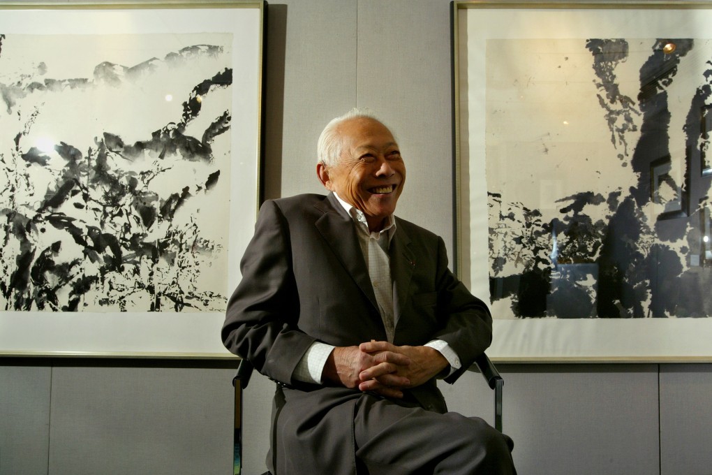 Zao Wou-Ki with two of his Chinese paintings from 1994, photographed in Hong Kong in September 2003. Photo: K. Y. Cheng