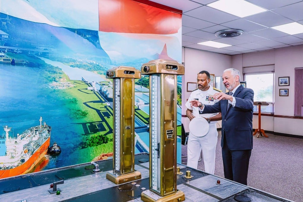Panama Canal administrator Ricaurte Vasquez (R) talking with the head of the US Southern Command, US Admiral Alvin Holsey, during a tour of the canal’s facilities at the Miraflores Locks near Panama City, on Thursday. Photo: Panama Canal Authority / AFP