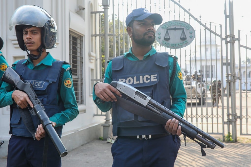 Bangladesh police stand guard in front of the Supreme Court in Dhaka, Bangladesh. Photo: EPA-EFE