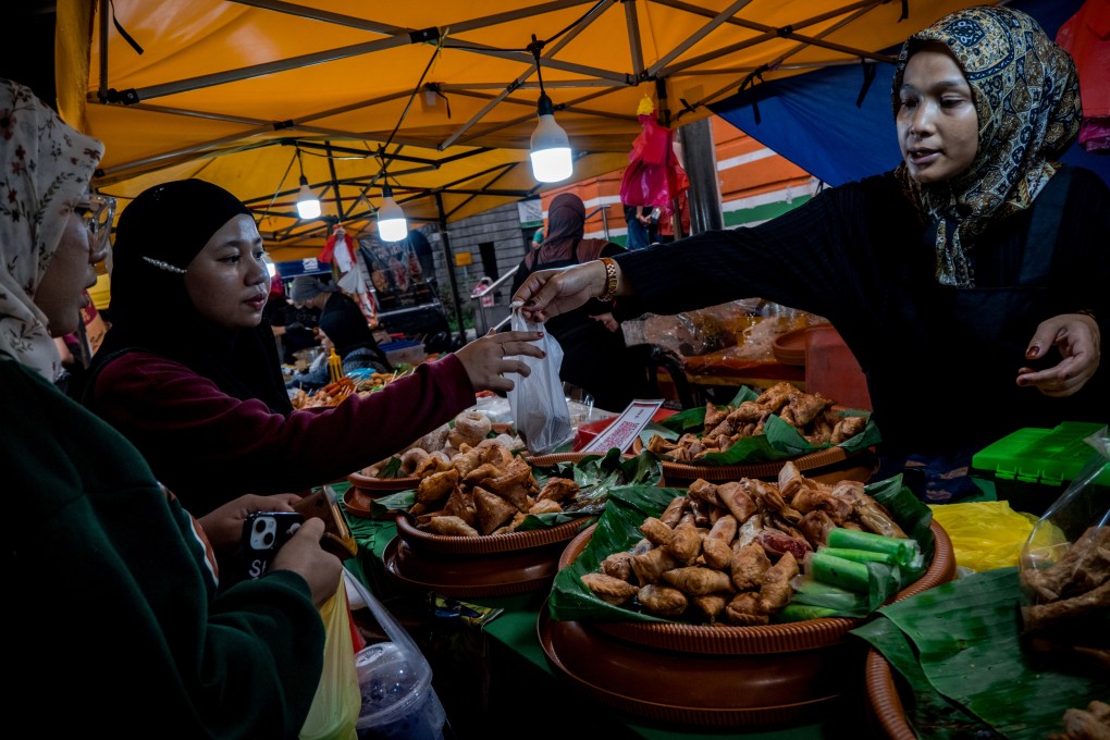 People buy food from street vendors for iftar (fast-breaking) meals at the Ramadan bazaar in conjunction with the celebration of the holy month of Ramadan in Kuala Lumpur, Malaysia in March 2024. Photo: Anadolu via Getty Images