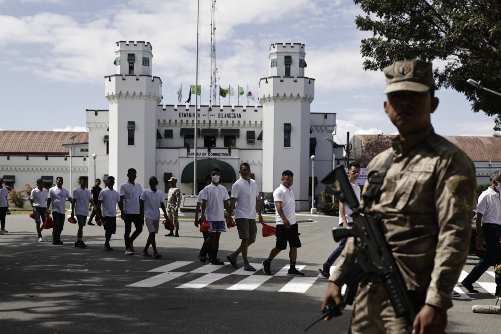 Newly released Filipino inmates make their way out of the National “Bilibid” Prison in Muntinlupa City, Metro Manila, the Philippines, on Friday. Photo: EPA-EFE