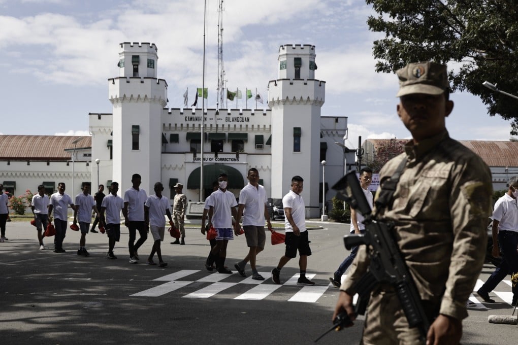 Newly released Filipino inmates make their way out of the National “Bilibid” Prison in Muntinlupa City, Metro Manila, the Philippines, on Friday. Photo: EPA-EFE