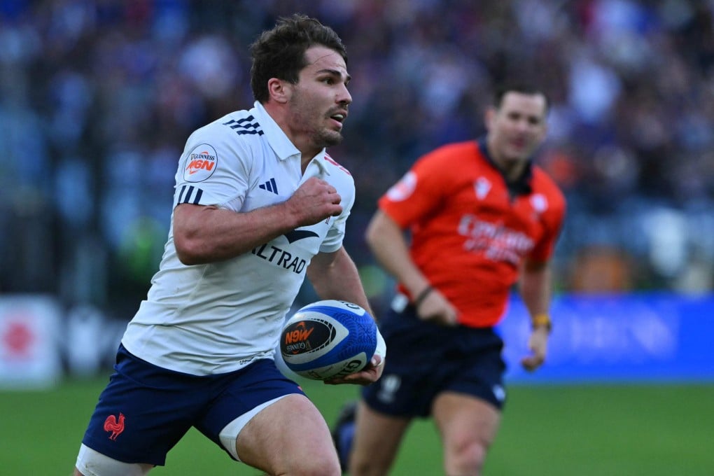 Referee Karl Dickson (right) keeps a close eye on France’s Antoine Dupont as he scores a try against Italy in Rome last Sunday. Photo: AFP