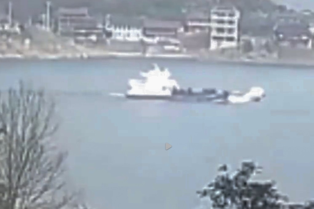 A video showed the much larger oil spill cleaning vessel hitting the ferry from behind. Photo: Baidu