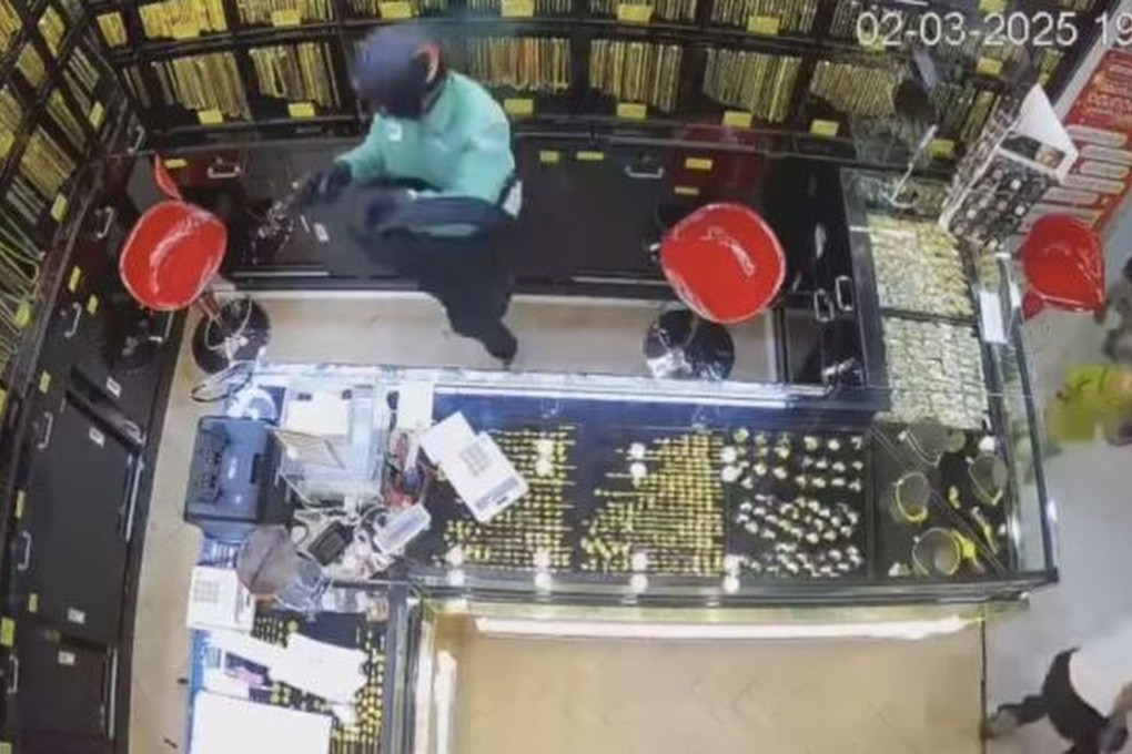 The suspect made off with 4.7 million baht (US$137,600) worth of gold necklaces weighing about 1.5kg (3.3lbs) from a store in Mae Sot, Thailand, on Sunday evening, local reports said. Photo: Handout