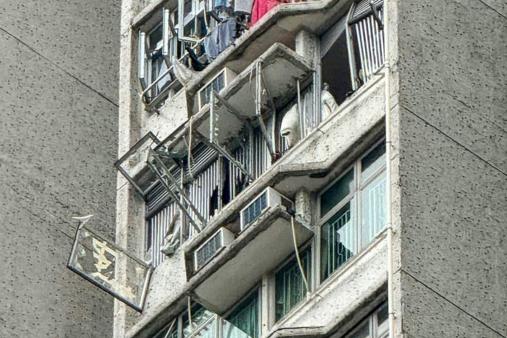 Window frames hang loosely from the blast-hit flat. Photo: Facebook/Lam Tsz Chung