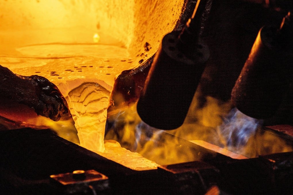 Melted gold flows out of a smelter into a mould of a bar at a plant of Argor-Heraeus in Mendrisio, Switzerland, on July 13, 2022. Photo: Reuters