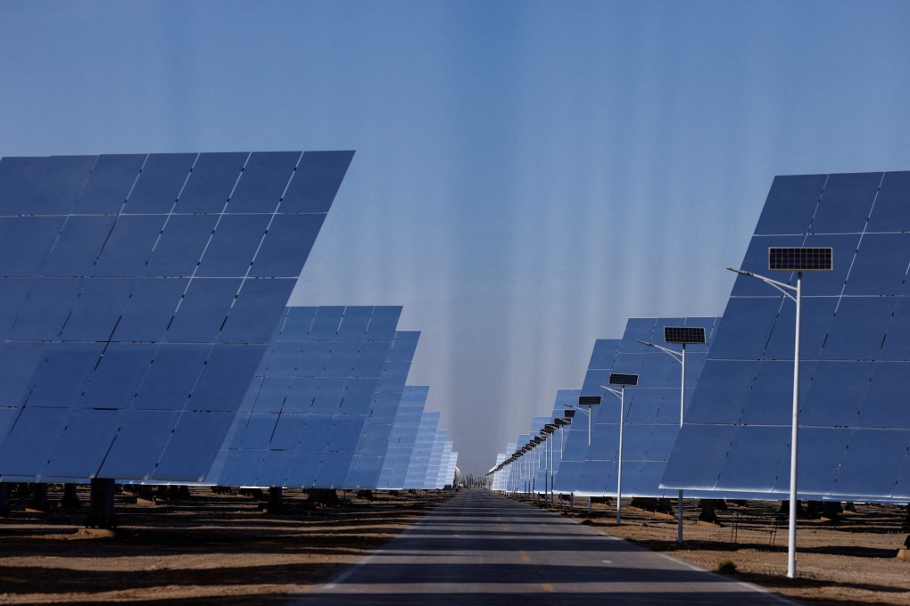 Fields of heliostat mirrors reflect sunlight at the Dunhuang Shouhang solar-power plant in Gansu province, China. Photo: Reuters