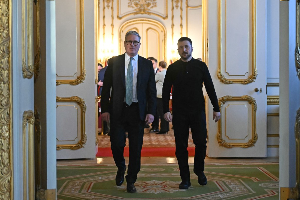 British Prime Minister Keir Starmer and Ukrainian President Volodymyr Zelensky head for a meeting during a European leaders’ summit on Ukraine, at Lancaster House, London, on March 2. Photo: dpa
