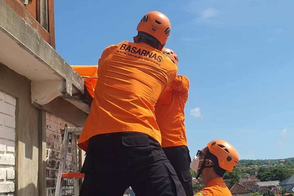 Members of the Bali branch of the National Search and Rescue Agency (Basarnas) lowing the body discovered inside a rooftop water tank on March 5. Photo: Instagram / basarnas_bali