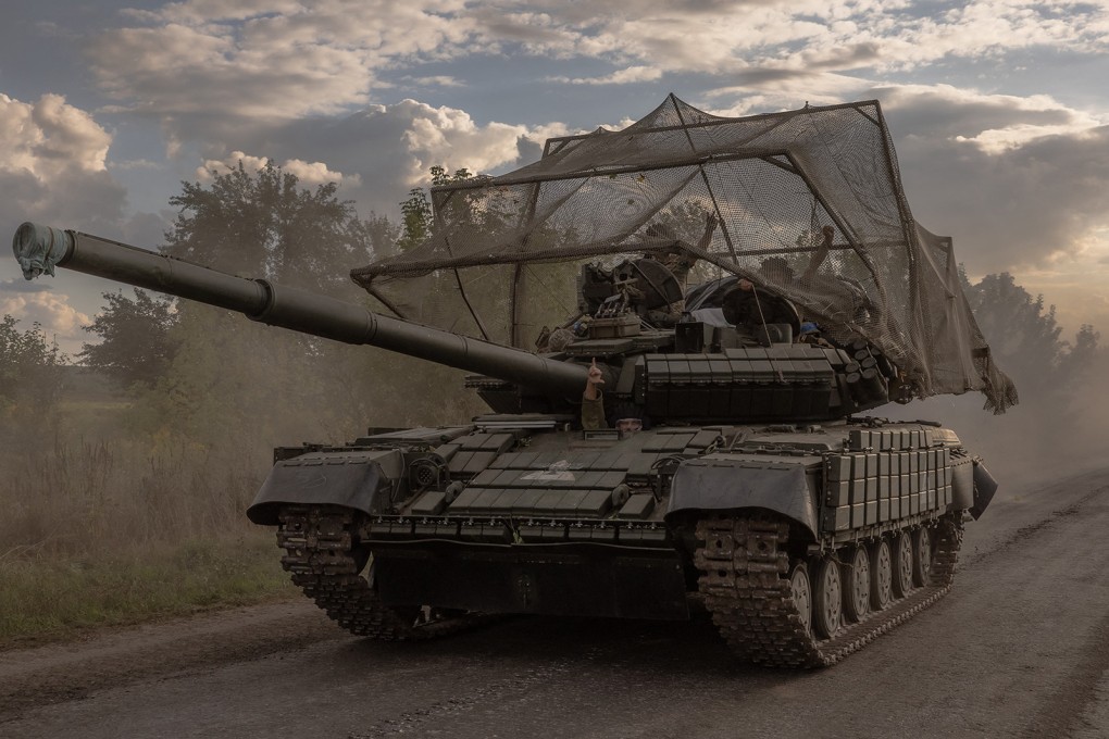 Ukrainian servicemen drive a Soviet-made T-64 tank in the Sumy region, near the border with Russia, on August 11. Photo: AFP