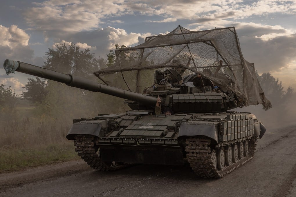 Ukrainian servicemen drive a Soviet-made T-64 tank in the Sumy region, near the border with Russia, on August 11. Photo: AFP