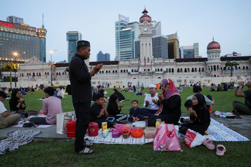 A Muslim family recites prayers before they break their fast during the Muslim holy month of Ramadan, in Kuala Lumpur, Malaysia, on March 2. Photo: Reuters