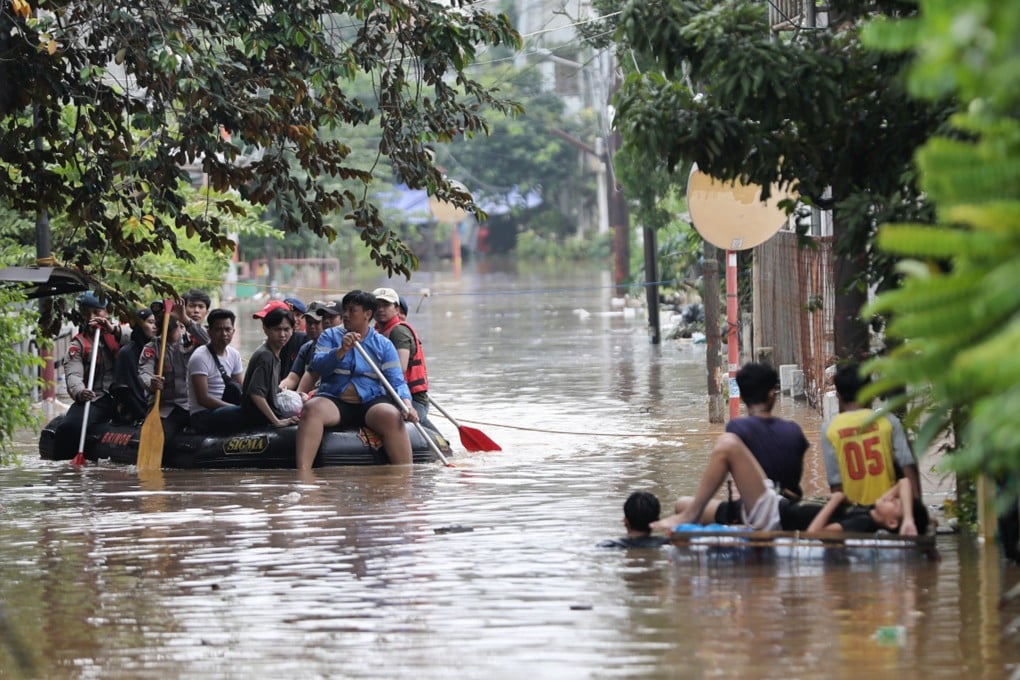 Emergency workers evacuate people from their flooded homes on March 4, following heavy rains in South Jakarta. Photo: dpa