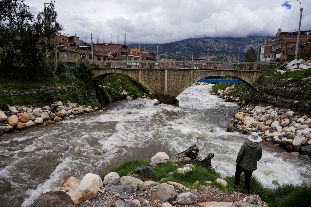 River waters run through the Nueva Florida neighborhood, which risks flooding because of glacial melt, in Huaraz, Peru, on March 2. Photo: Reuters