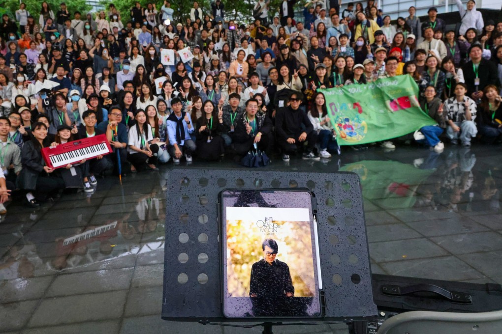 Fans gather in the rain for the tribute show to Khalil Fong at the Science Park. Photo: Dickson Lee