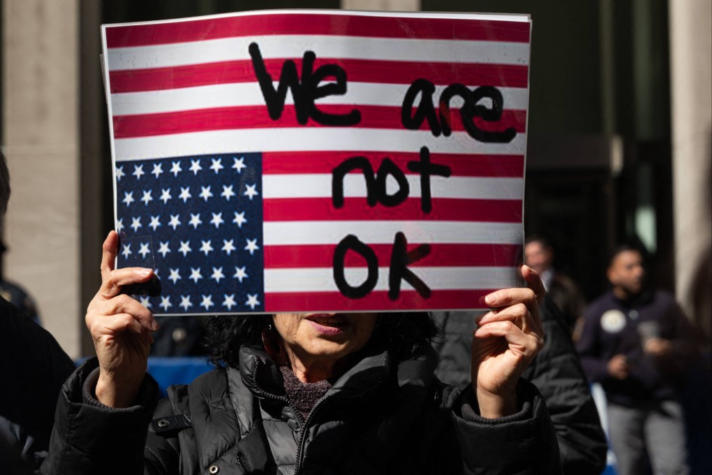 Protesters demonstrate outside the headquarters of News Corporation, the parent company of Fox News, in midtown Manhattan in New York on March 18. The protesters denounced US President Donald Trump and Elon Musk while praising Ukraine and the Ukrainian President Volodymyr Zelensky. Photo: Getty Images