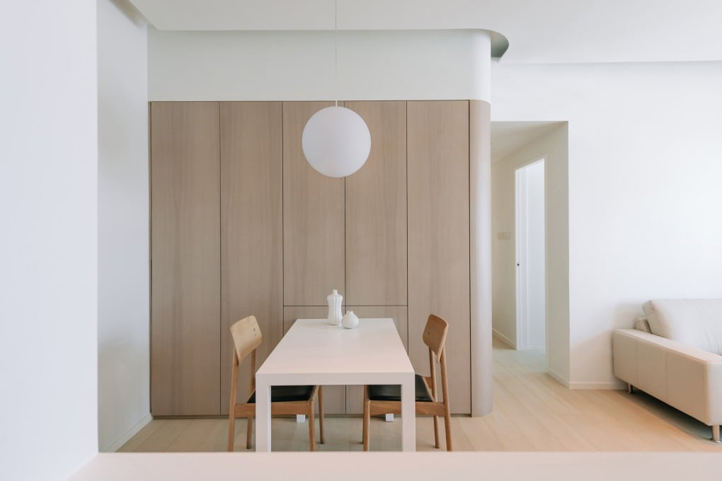 The undulating “spine” of this ADRO-designed flat in Hong Kong provides storage and guides the occupants from the entrance towards the bedroom corridor. Photo: 1kmstudio