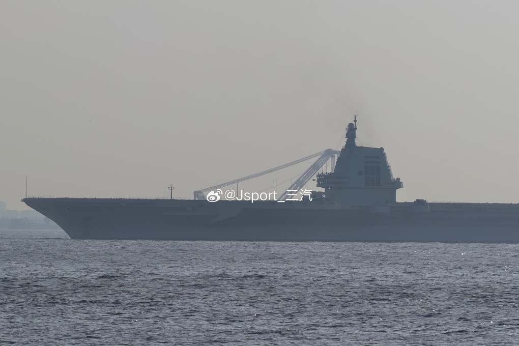 Photos posted on social media show the Fujian aircraft carrier on the move on Tuesday. Photo: Weibo/Jsport_三汽